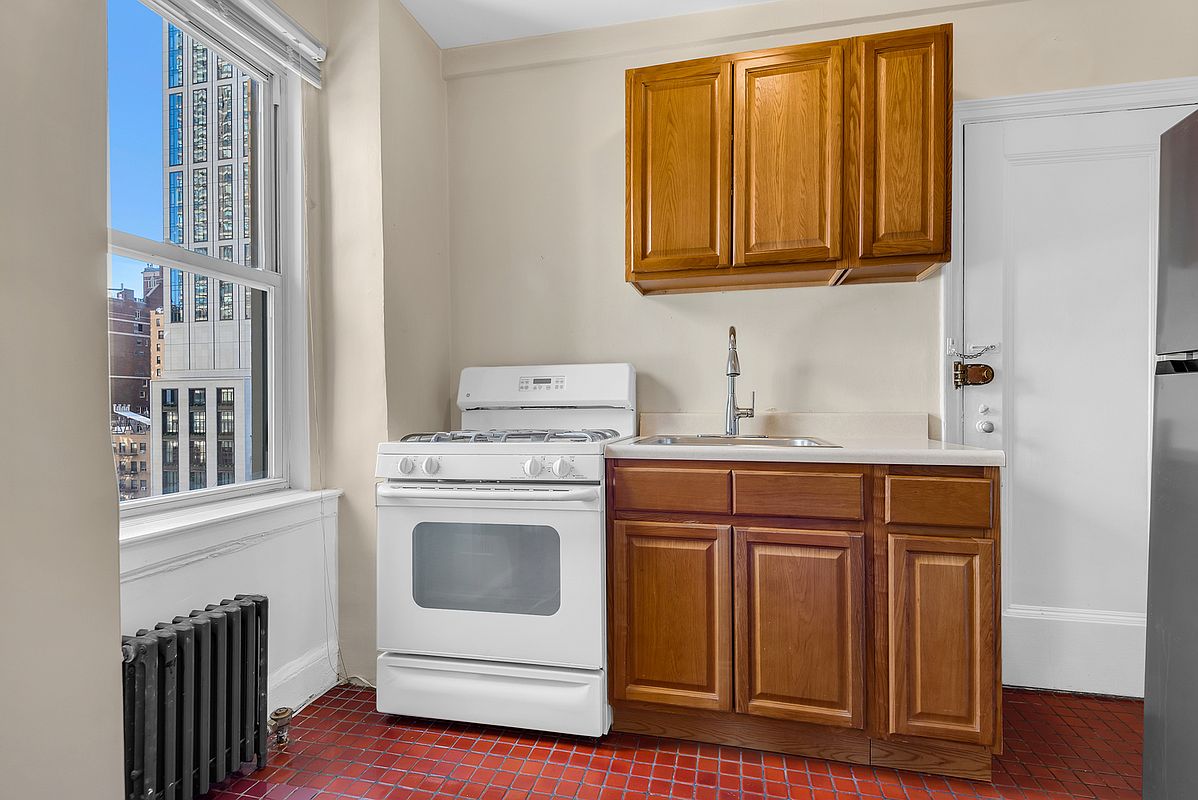 400 East 59th Street 8-F Sutton Place New York NY 10022